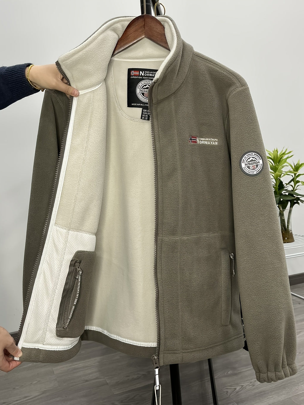 Magnus Men's Outdoor Fleece Jacket – Soft, Lightweight Warmth with a Protective Collar