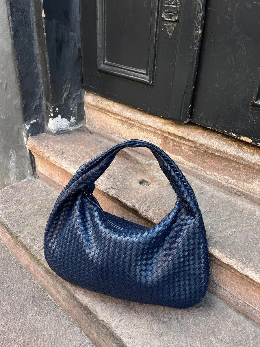 Willow Braided Handbag for Women – Chic Vegan-Leather Design with Spacious Interior and Zip Fastening
