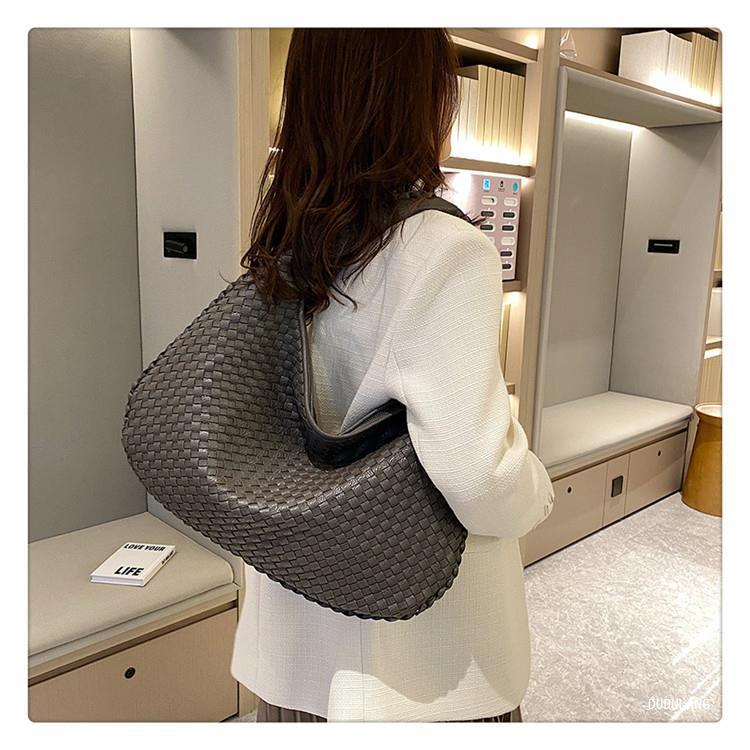 Willow Braided Handbag for Women – Chic Vegan-Leather Design with Spacious Interior and Zip Fastening