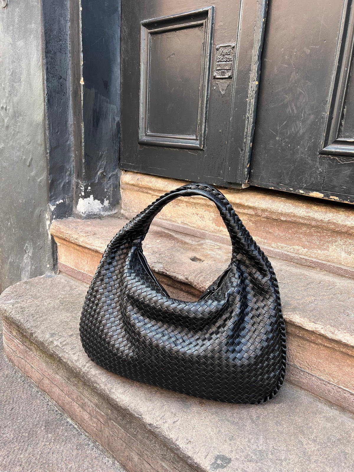 Willow Braided Handbag for Women – Chic Vegan-Leather Design with Spacious Interior and Zip Fastening